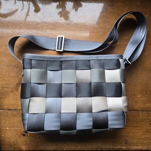 Harveys Seatbelt messenger bag